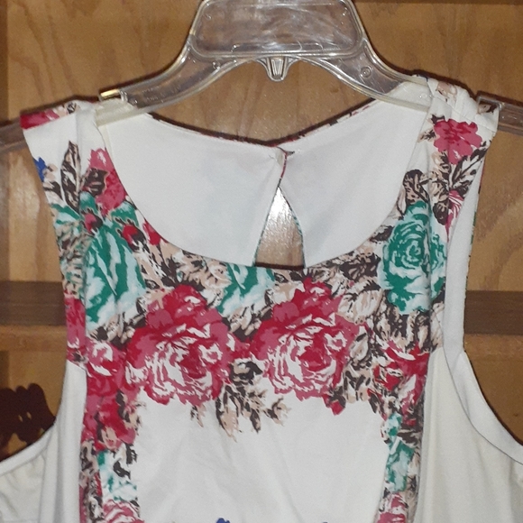 Beautiful dress - Picture 2 of 4